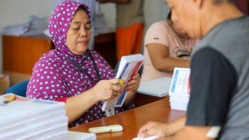 Foto: Pelipatan Surat Suara Pemilu 2024 di KPU Jakarta Utara