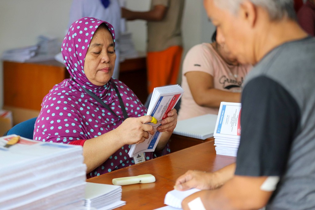 Foto: Pelipatan Surat Suara Pemilu 2024 di KPU Jakarta Utara