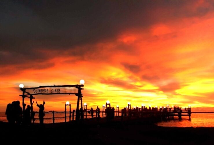 Pantai Akkarena, Destinasi Favorit Menikmati Senja di Kota Makassar