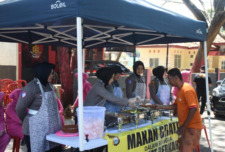 Jumat Berkah: Polres Bulukumba Bagikan Makanan Gratis ke Warga