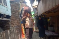 Polisi Bulukumba dan Relawan Bantu Warga Kurang Mampu yang Sedang Sakit